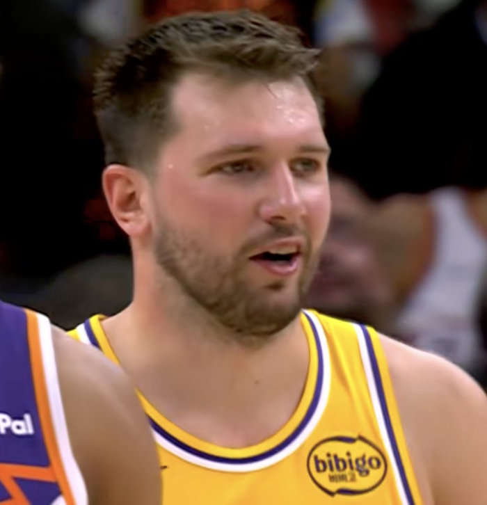 独行侠NBA战胜菲尼克斯太阳东契奇后撤步三分